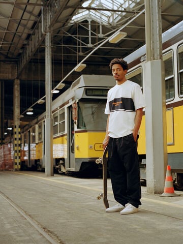 Skater wearing the sneakers Stone Island Marina | New Balance Numeric 272