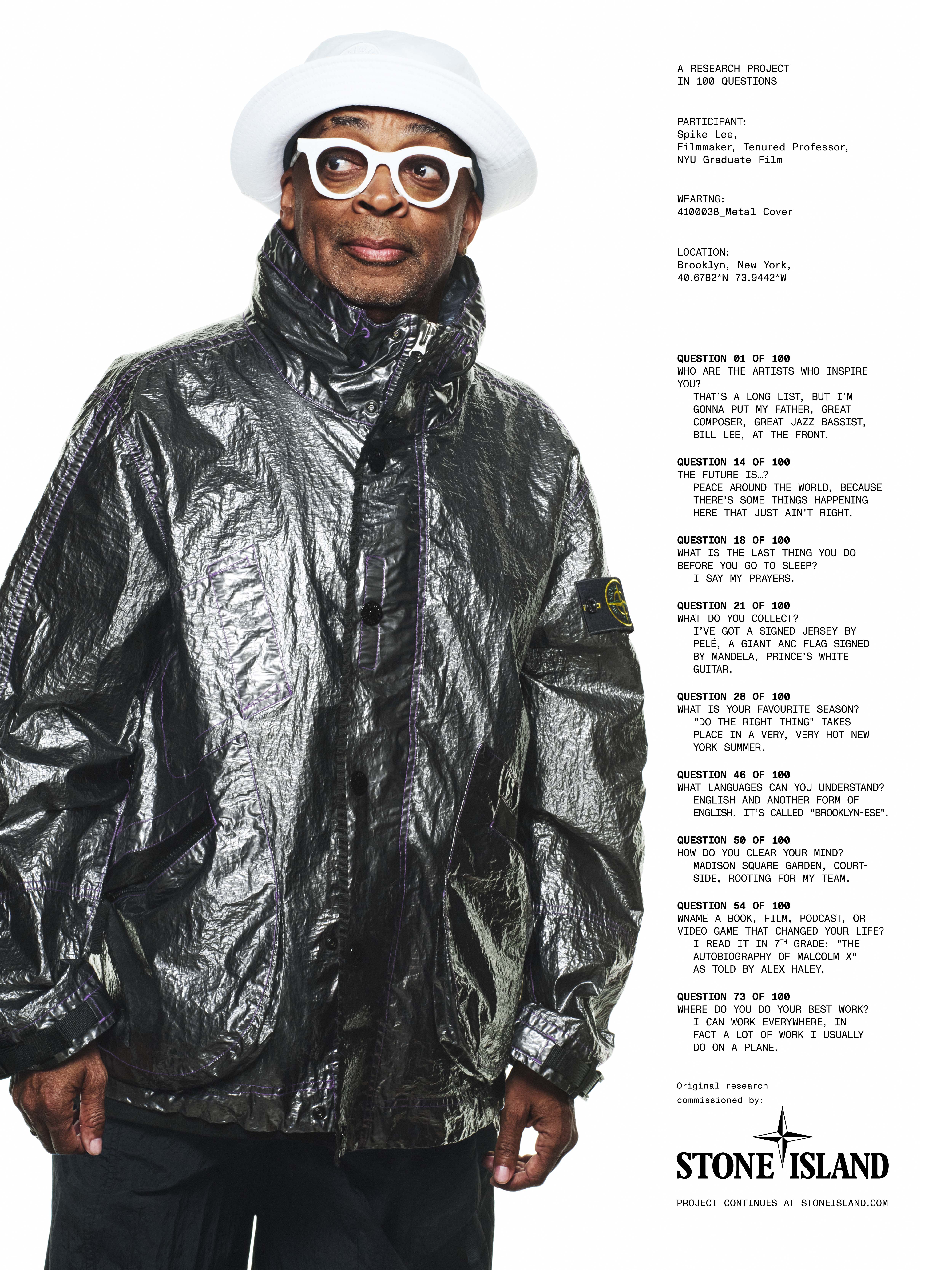 スパイク・リーが春夏2025 Stone Islandコレクションのメタリックジャケットを着る。