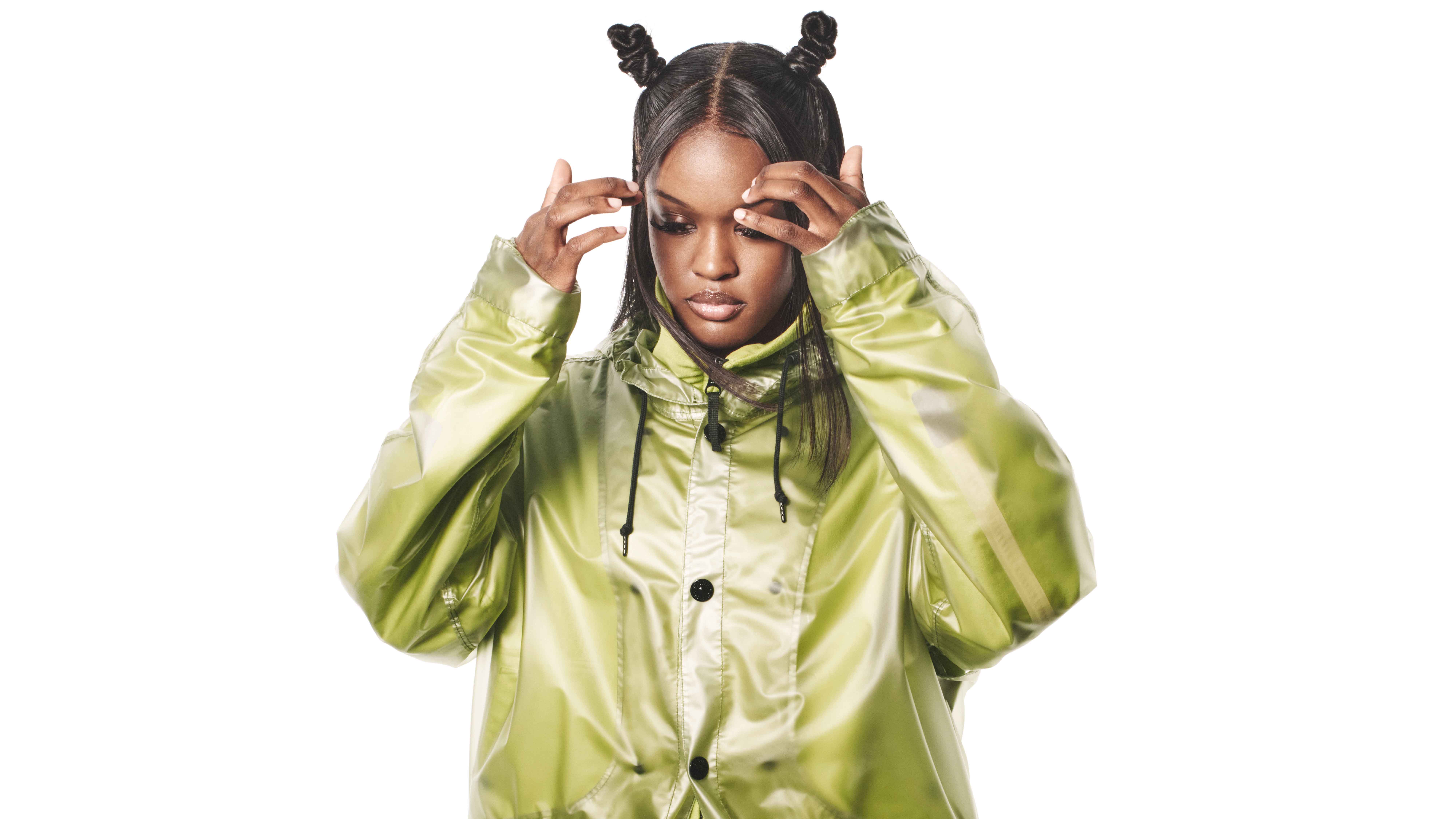 Chy Cartier portant une veste de la nouvelle collection Stone Island