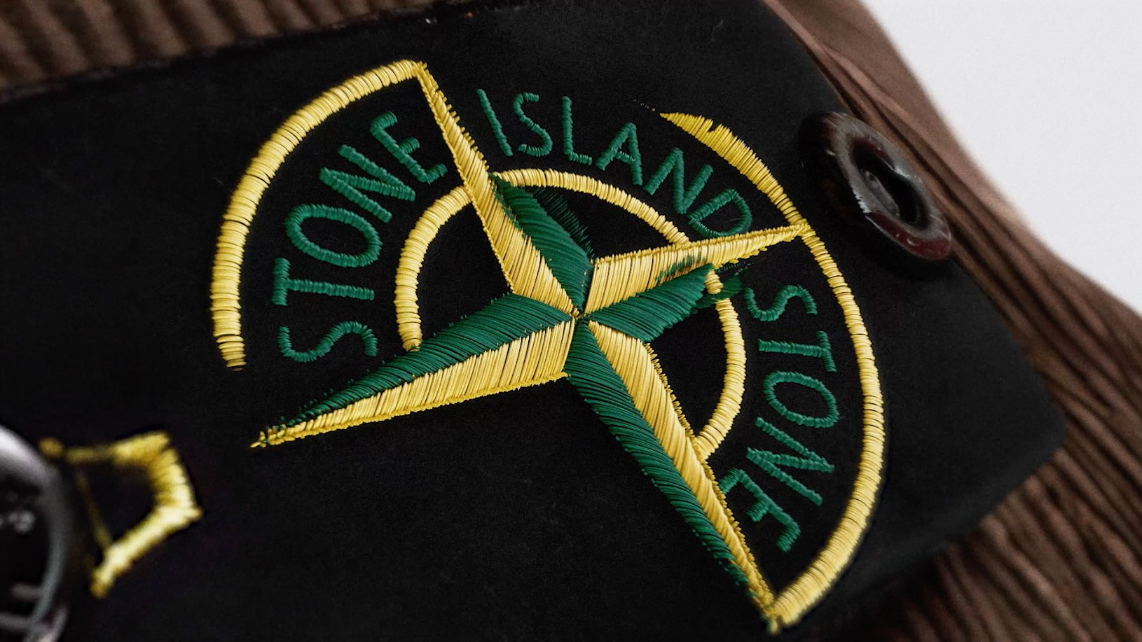 Logo Stone Island sur une veste