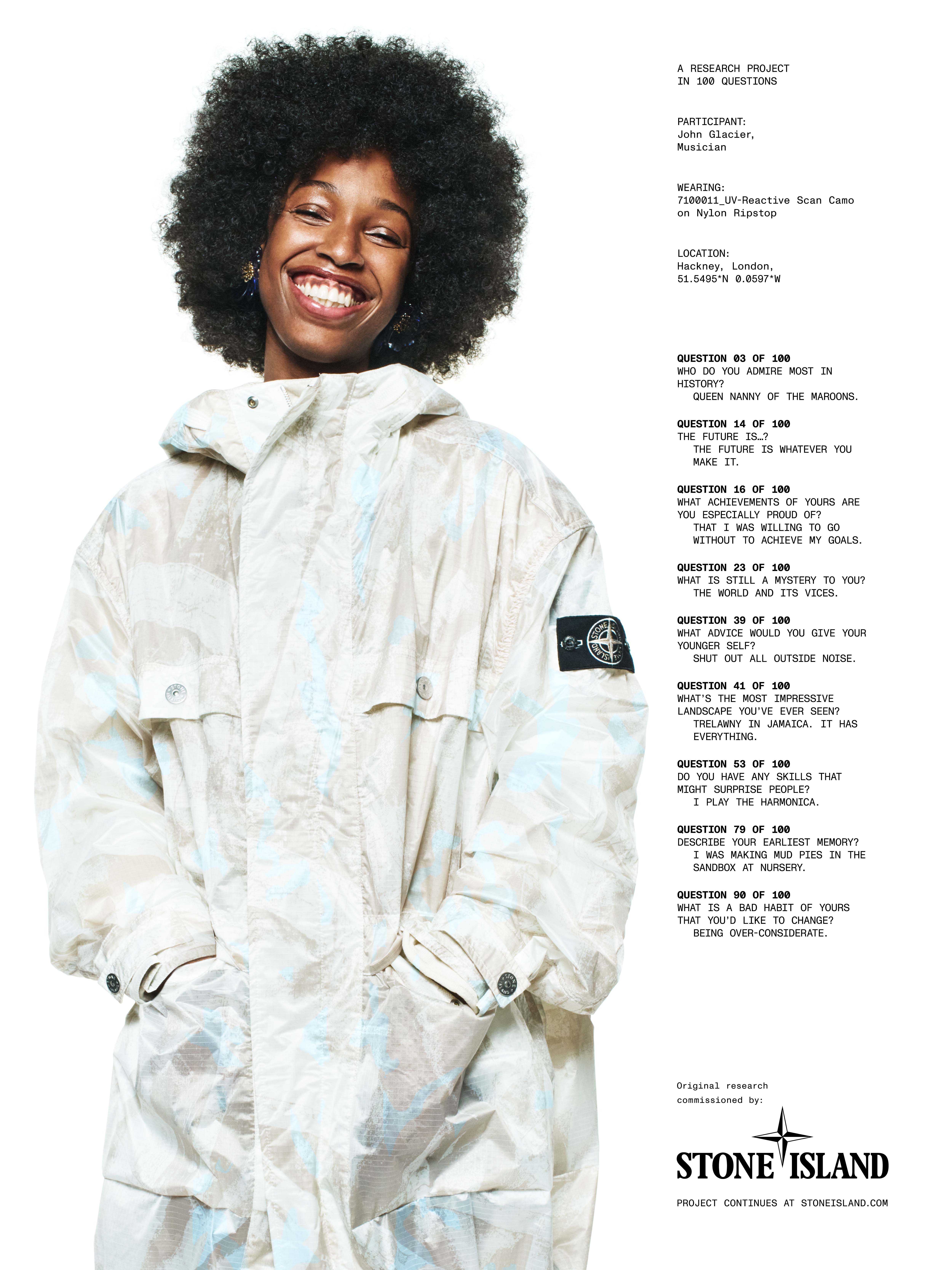 John Glacier indossa parka uv-reactive collezione pe 2025 Stone Island