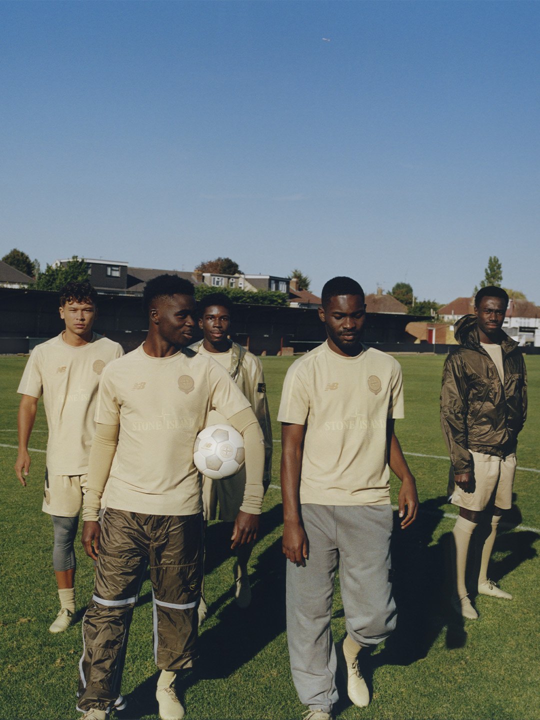 Équipe de football portant les chaussures Stone Island | New Balance