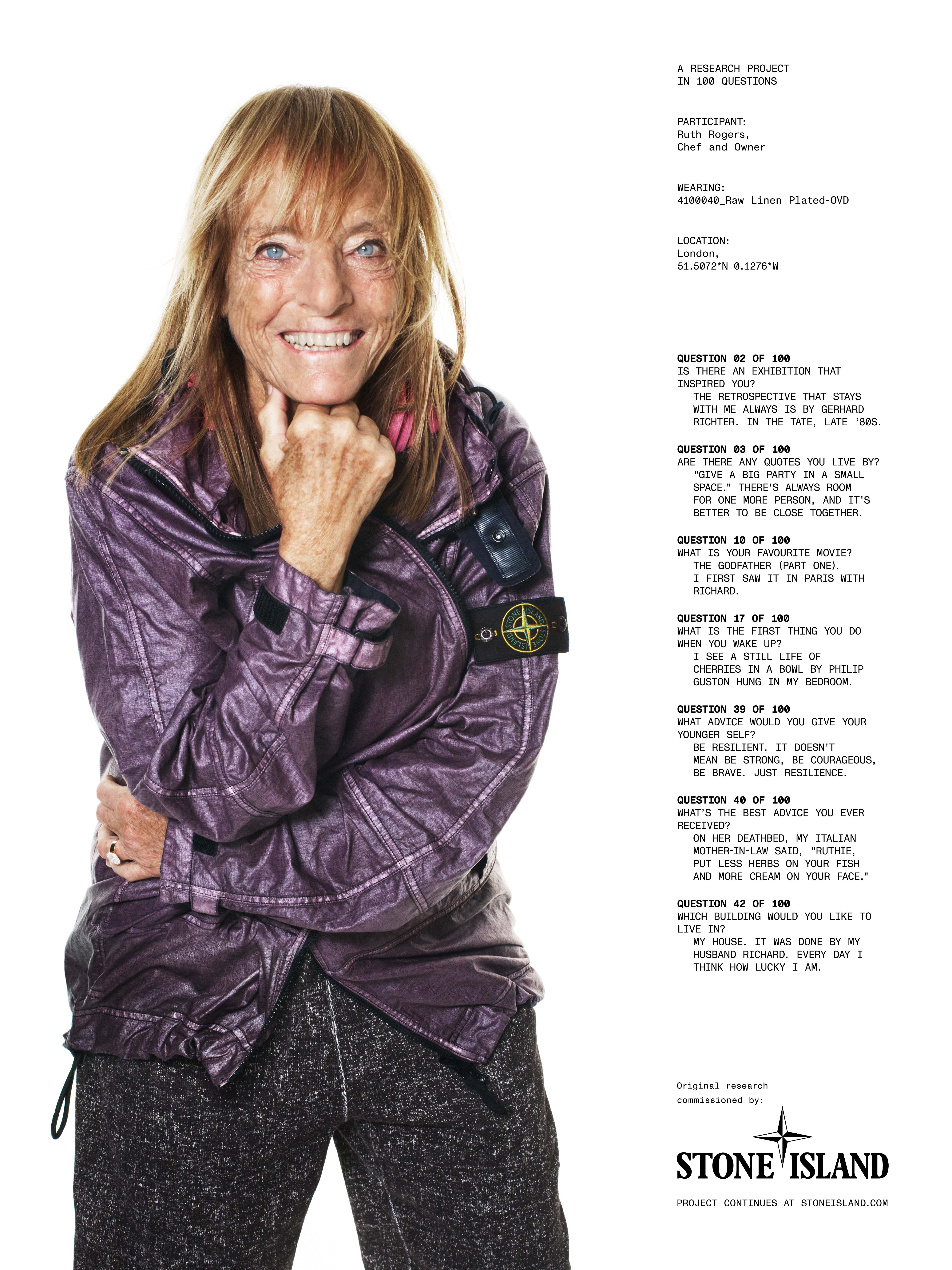 Détail : Ruth Rogers porte la veste 4100040 Stone Island