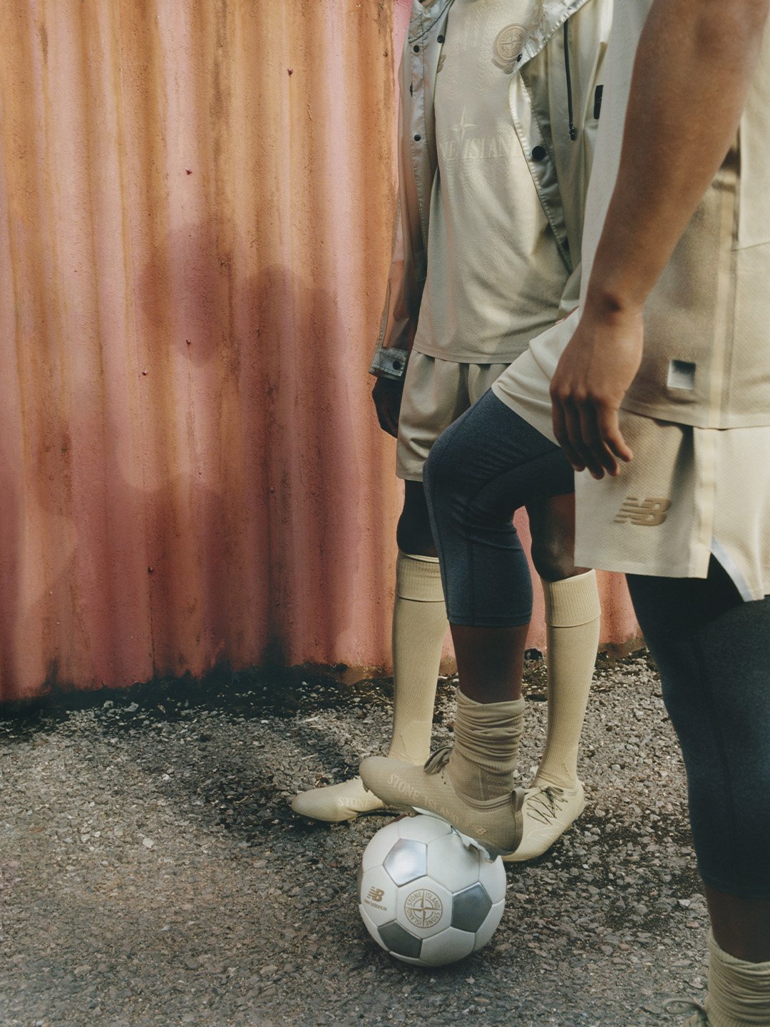 Uomini che indossano scarpe da calcio Stone Island | New Balance Furon v8