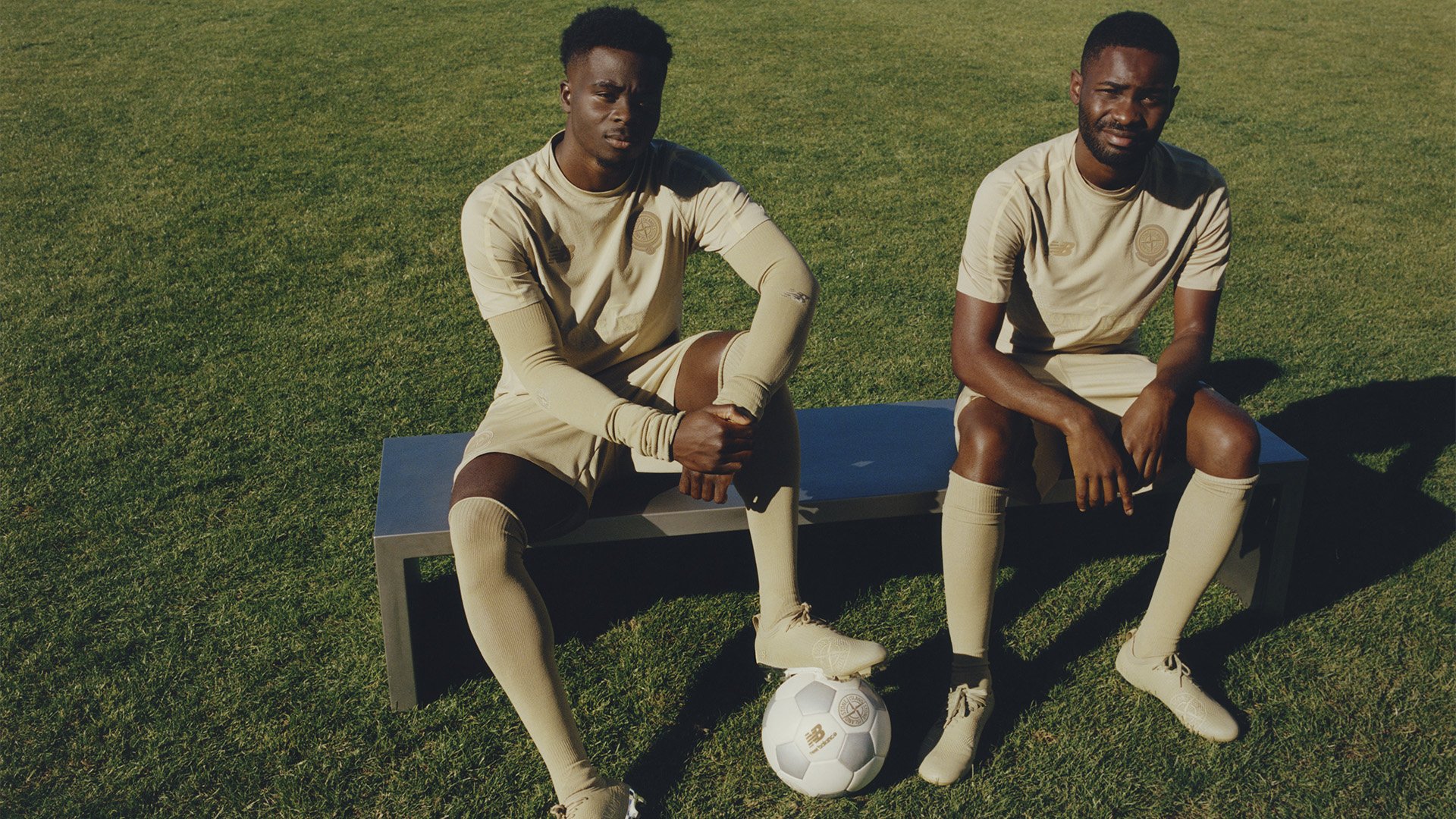 Des gars portant Stone Island | New Balance des chaussures de football