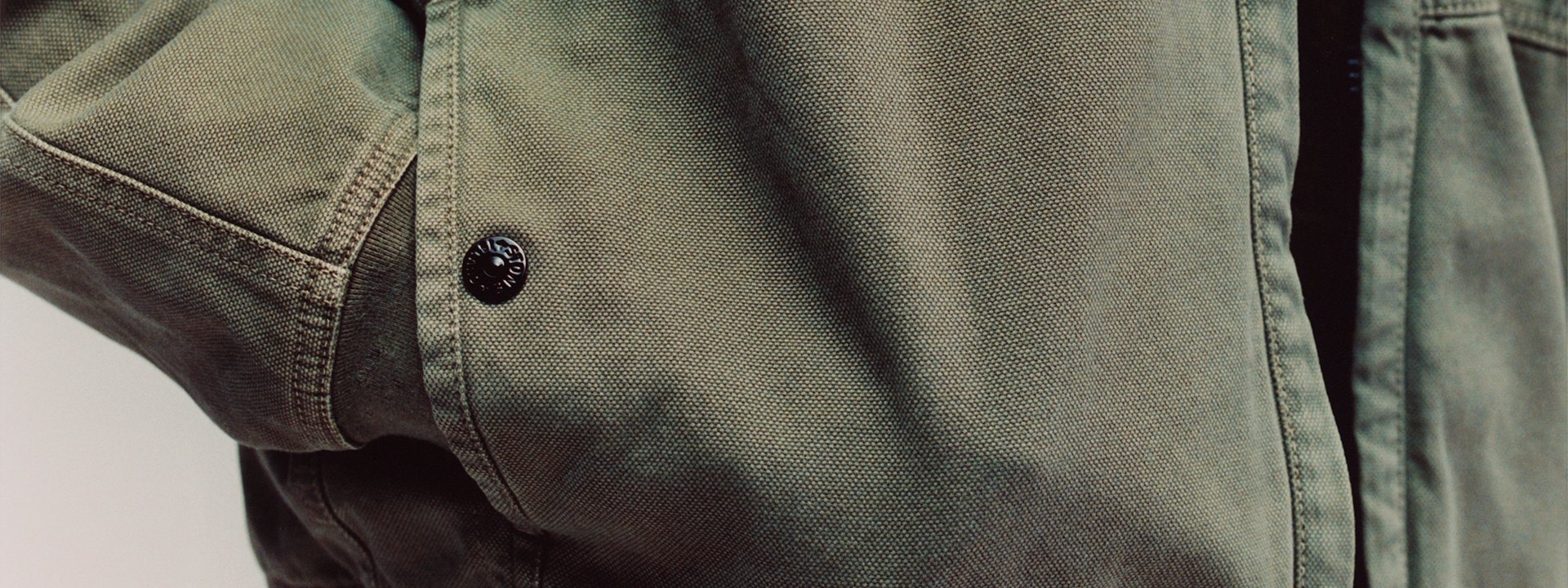 新品タグ付き Stone  ロゴパッチ ウール ジャケット アウター ストーンアイランド×ハリスツイードのジャケットコート、“気温で色が